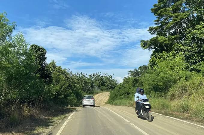 Liliansyah Soroti Masih Banyak Titik Jalan Poros Kelay-Samarinda yang Rusak