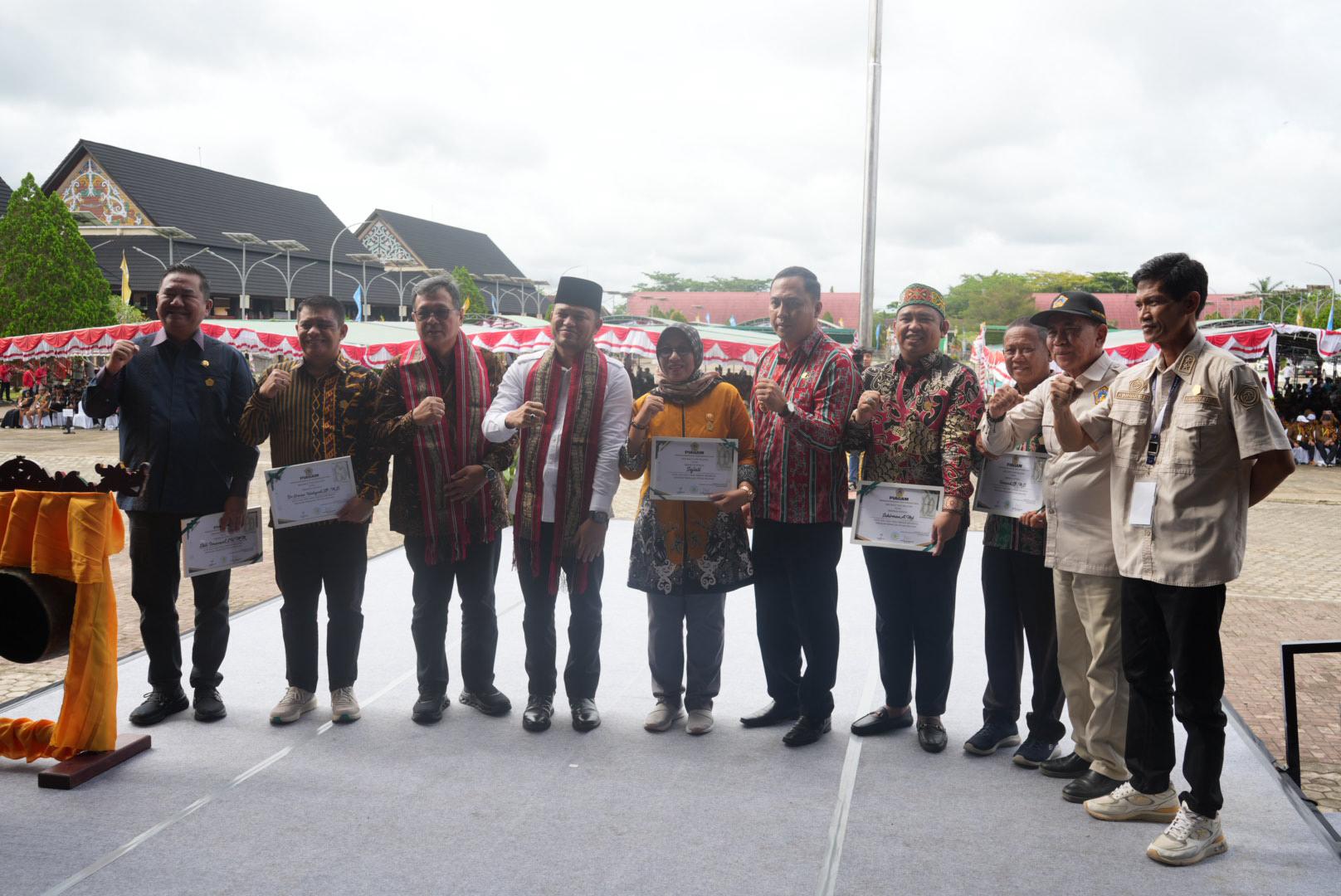 Sakirman Satu Diantara Lima Tokoh yang Terima Penghargaan Tanda Kehormatan Abdi Bakti Tani Nelayan