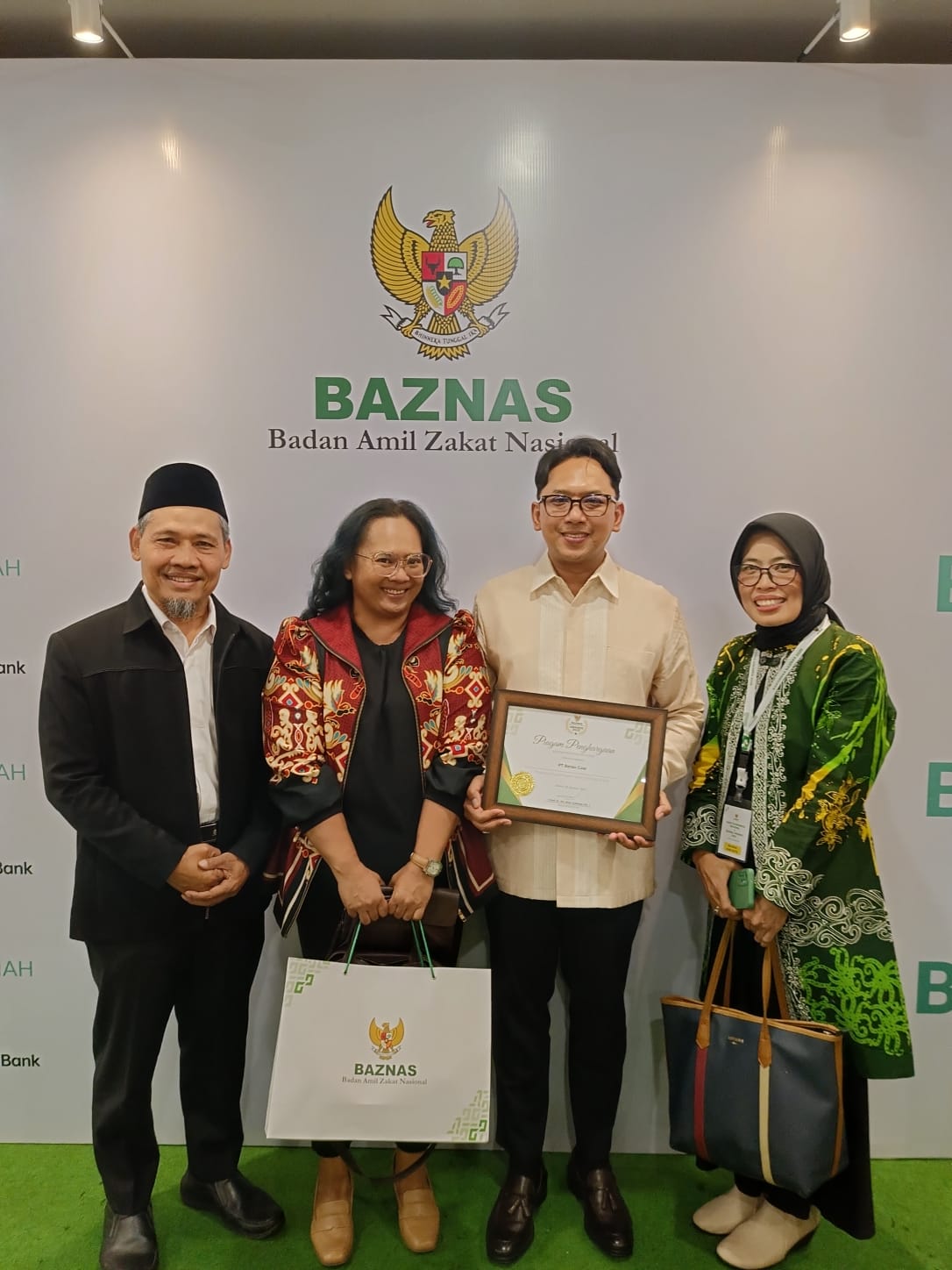 Dedikasi dalam Penyaluran CSR dan Dana Sosial Keagamaan, PT Berau Coal Terima Penghargaan pada Baznas Award 2025