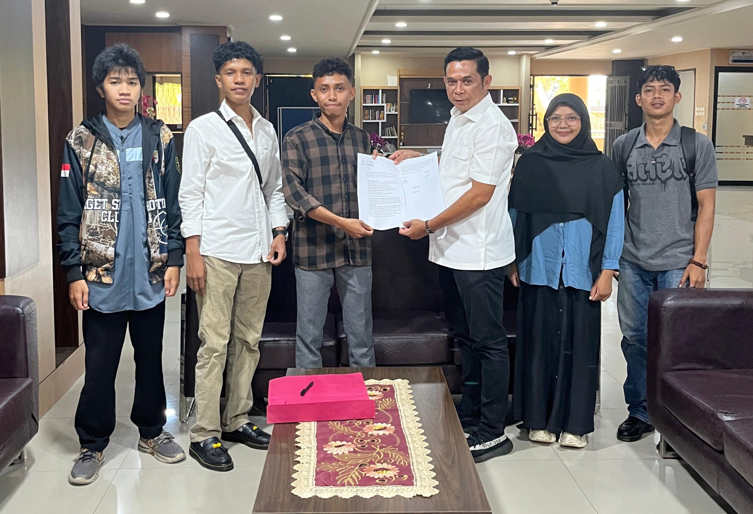 Tindak Lanjut dari Aksi Damai, Aliansi Berau Menggugat Serahkan Dokumen Tuntutan kepada DPRD Berau