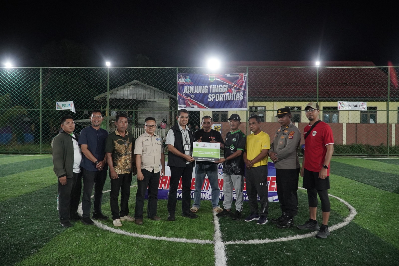 Dukung Pembinaan Generasi Muda dan Perputaran Ekonomi, PT Berau Coal Serahkan Lapangan Futsal ke Kampung Sambakungan