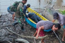 Perahu Ditumpangi Pasutri Lansia Terbalik di Sukan Tengah, Pengemudi Meninggal Dunia