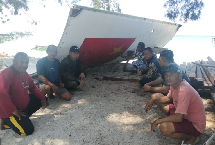 Komponen Benda Asing Berlambang Cina Ditemukan Nelayan Mengapung di Perairan Kepulauan Derawan, Diduga Merupakan Serpisah Satelit