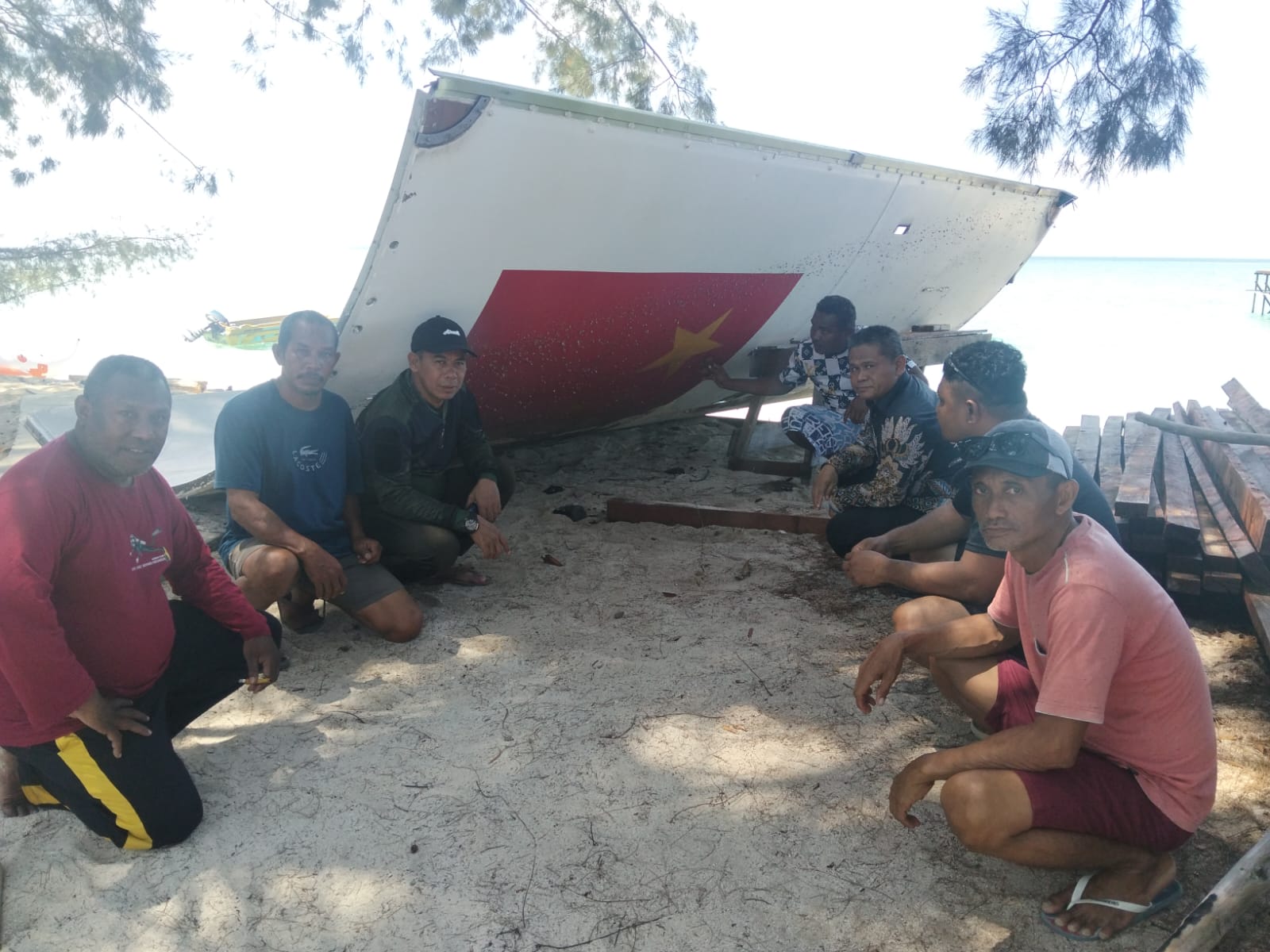 Komponen Benda Asing Berlambang Cina Ditemukan Nelayan Mengapung di Perairan Kepulauan Derawan, Diduga Merupakan Serpisah Satelit