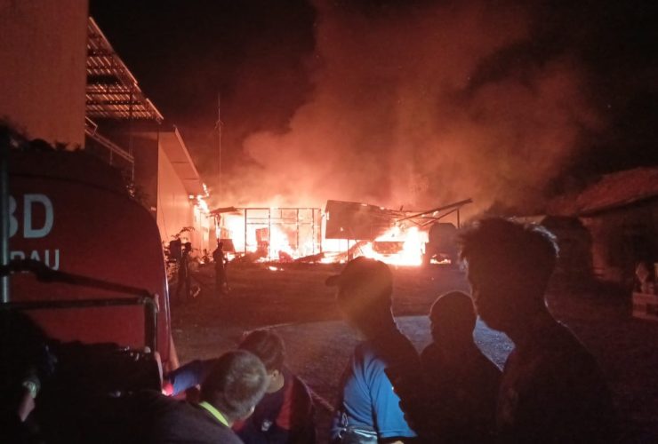 Bangunan Kantor PT Tumbu Surya Terbakar pada Dini Hari