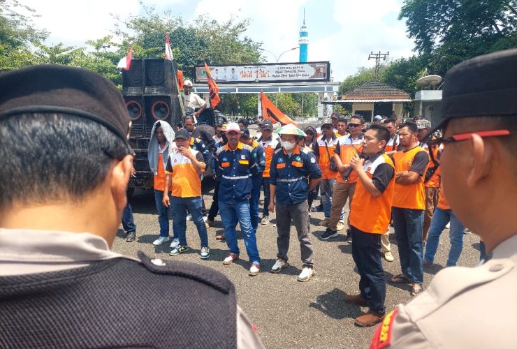 Puluhan Buruh Geruduk Kantor Bupati Berau, Buntut Dugaan PHK Sepihak oleh PT Asri Kemasindo