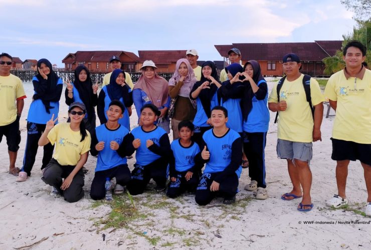 Peringati Hari Laut Sedunia, Pelajar di Pulau Derawan Turun Tangan Data dan Bersihkan Sampah Pesisir