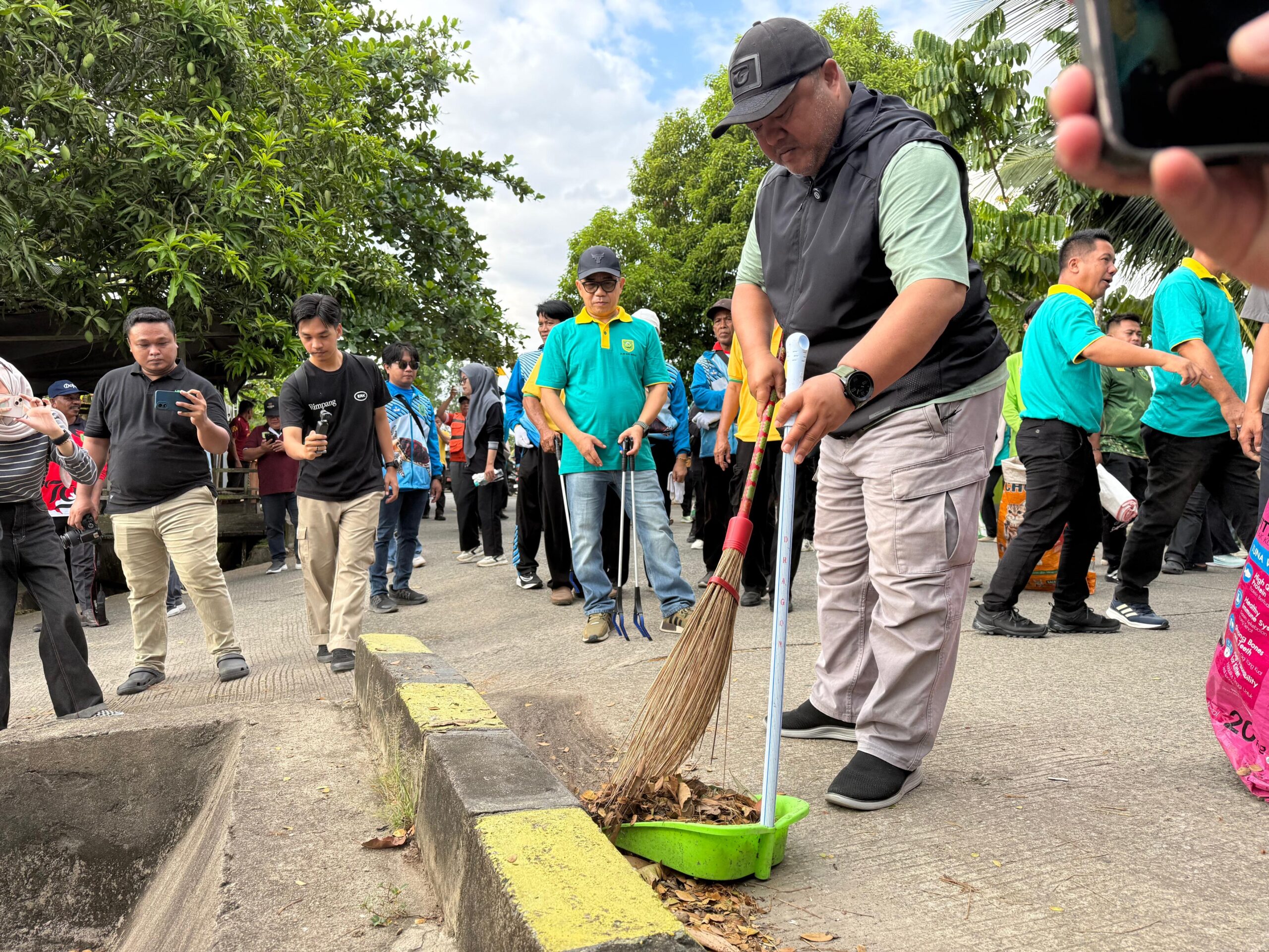 Gotong Royong Bersihkan Kawasan Tepian Sambaliung, Peringati Hari Lingkungan Hidup Sedunia 2026
